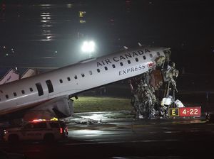 Pilot-Kopilot Tewas Usai Pesawat Tabrak Truk Damkar di Bandara New York
