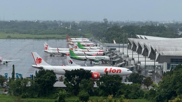 Aktivitas di Bandara Internasional Sultan Hasanuddin jelang arus balik Lebaran Idul Fitri 1447 Hijriah.