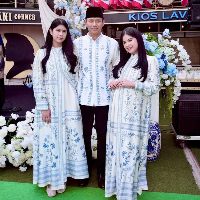 Wanita berusia 44 tahun ini mengenakan gamis dengan motif geometris dan floral, yang serasi dengan sang suami, Agus Harimurti Yudhoyono dan putri sulung mereka Almira Tunggadewi Yudhoyono. Foto: Instagram/@annisayudhoyono