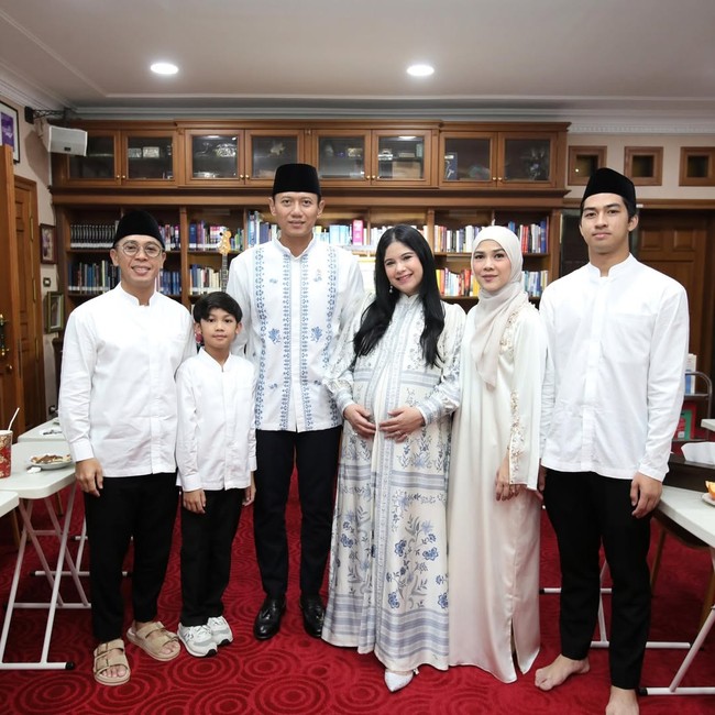 Lebaran tahun ini dirayakan keluarga Yudhoyono di Cikeas, Bogor, yakni kediaman Presiden RI ke-6 Susilo Bambang Yudhoyono. Foto: Instagram/@annisayudhoyono