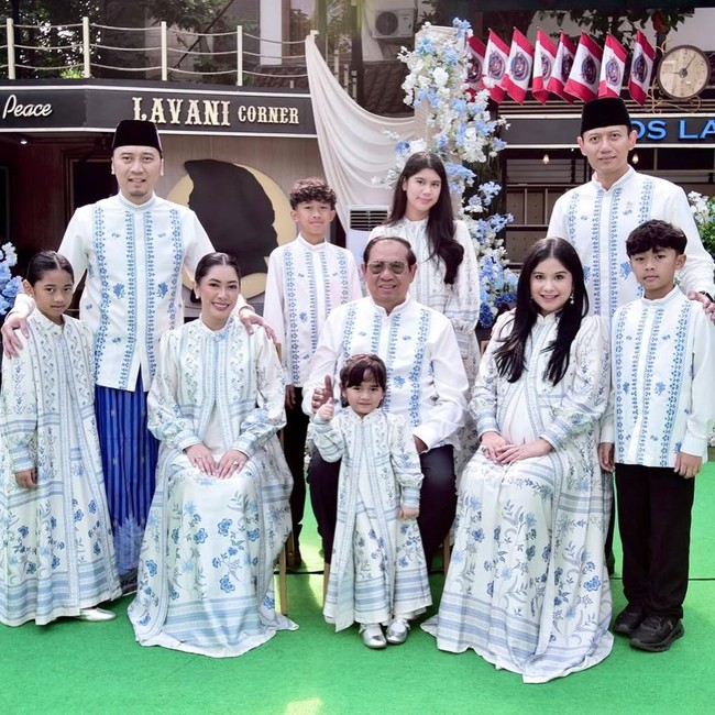Merayakan kehangatan momen Hari Raya Idul Fitri bersama keluarga besar, Annisa Yudhoyono tampil dengan sarimbit bernuansa putih-biru. Foto: Instagram/@annisayudhoyono