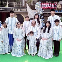 Merayakan kehangatan momen Hari Raya Idul Fitri bersama keluarga besar, Annisa Yudhoyono tampil dengan sarimbit bernuansa putih-biru. Foto: Instagram/@annisayudhoyono