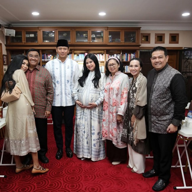“Taqabbalallahu minna wa minkum. Semoga Allah menerima seluruh amal ibadah kita, mengampuni dosa-dosa kita, dan melimpahkan keberkahan di hari yang fitri ini. Selamat Hari Raya Idul Fitri, mohon maaf lahir dan batin,” tulisnya pada caption foto. Foto: Instagram/@annisayudhoyono