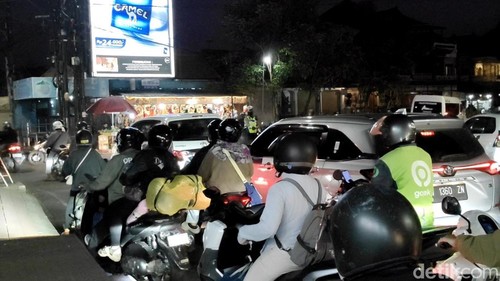 Antrean kendaraan dari arah Bedugul di jalur Denpasar-Singaraja, Senin (23/3/2026). (Foto: Agus Eka/detikBali)