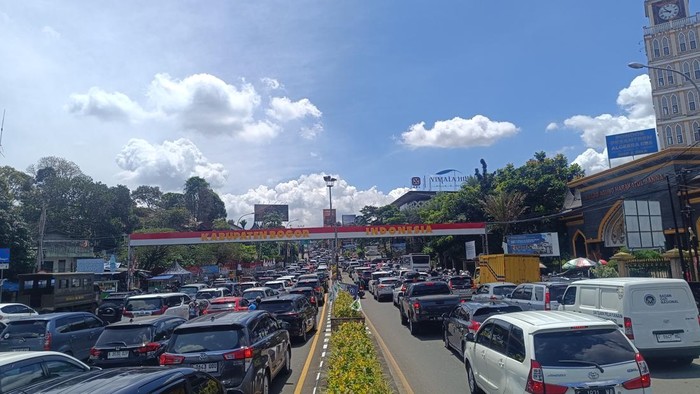 Antrean kendaraan menuju Puncak, Bogor, siang ini (Rizky/detikcom)