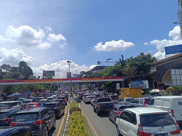 Antrean kendaraan menuju Puncak, Bogor, siang ini (Rizky/detikcom)