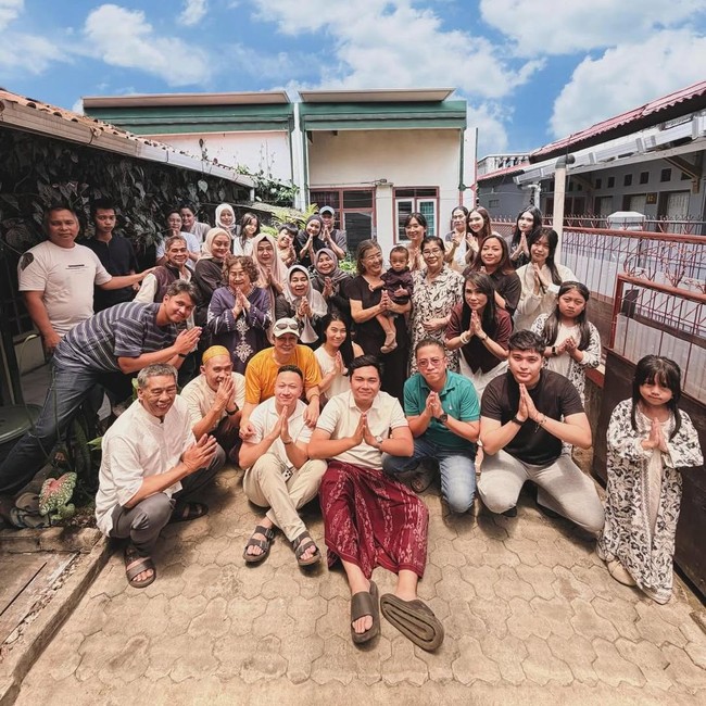 Toleransi, Deretan Selebritas Ini Ikut Rayakan Idul Fitri Bareng Keluarga