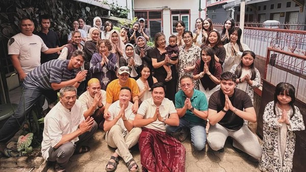 Toleransi, Deretan Selebritas Ini Ikut Rayakan Idul Fitri Bareng Keluarga