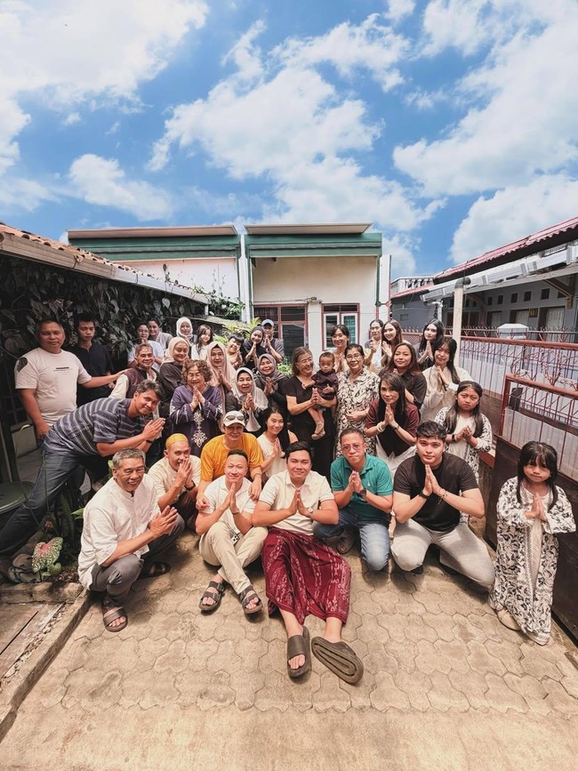 Toleransi, Deretan Selebritas Ini Ikut Rayakan Idul Fitri Bareng Keluarga