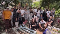 Gisel mengajak Gempta Nora Marten Lebaran di rumah keluarganya. Gempi dan Gisel juga ikut ziarah ke makam keluarga. Selamat Hari Raya Idul Fitri 1447 H 🤍 Minal aidin wal faidzin, mohon maaf lahir dan batin. Dari kami anak cucu cicit Oma Opa Gaos, tulis Gisel. Foto: Instagram @gisel_la