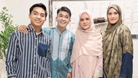 Kehadiran Betrand Peto membuat Ramadan dan Idul Fitri Ruben Onsu lebih ramai. Ruben Onsu mengajak Betrand Peto silaturahmi ke rumah keluarga Mak Ipah. Mak Ipah adalah kakak kandung ibunda Ruben, Helmiah Chalifah. Foto: Instagram @ruben_onsu
