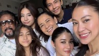 Naysila Mirdad bersama Lydia Kandou merayakan Lebaran bersama Jamal Mirdad dan Kenang Mirdad. Hadir juga Tyna Dwi Jayanti mantan istri Kenang bersama anak-anaknya. Foto: Instagram @naymirdad