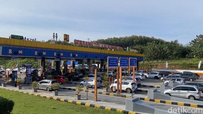 Data dari GT Kalikangkung, volume kendaraan arus balik menuju Jakarta hari ini berkisar antara 1.500-3.000 kendaraan per jam.