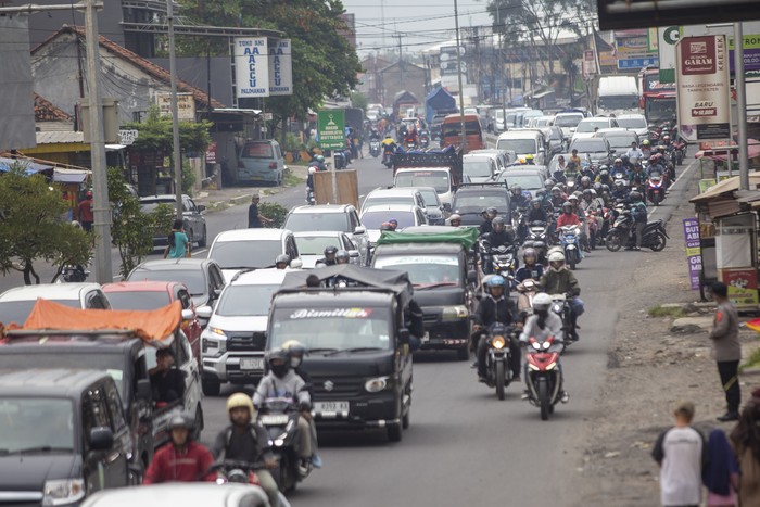Pengendara sepeda motor memadati jalur arteri Palimanan, Cirebon, Jawa Barat, Senin (23/3/2026). Memasuki H+2 Lebaran, arus balik di jalur Pantura Cirebon arah Jateng menuju Jakarta terpantau ramai lancar. ANTARA FOTO/Dedi Suwidiantoro/foc.