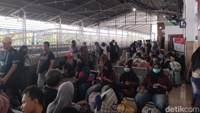 Arus balik Lebaran sudah mulai terasa di Stasiun Sidoarjo.