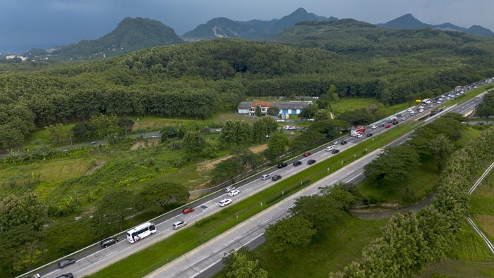Pengendara melintasi jalan Tol Cipali Palimanan, Cirebon, Jawa Barat, Senin (23/3/2026). Arus balik di Tol Cipali dari arah Jateng menuju Jakarta terpantau ramai dan puncak arus balik diprediksi terjadi pada selasa (24/3/2026).  ANTARA FOTO/Dedi Suwidiantoro/foc.