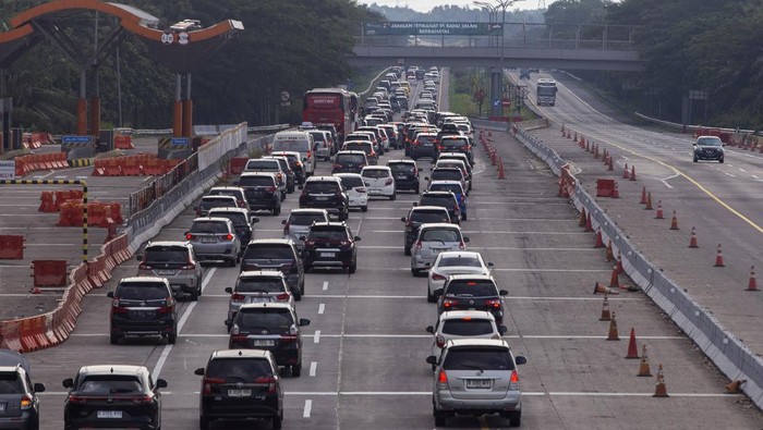 Pengendara melintasi jalan Tol Cipali Palimanan, Cirebon, Jawa Barat, Senin (23/3/2026). Arus balik di Tol Cipali dari arah Jateng menuju Jakarta terpantau ramai dan puncak arus balik diprediksi terjadi pada selasa (24/3/2026).  ANTARA FOTO/Dedi Suwidiantoro/foc.