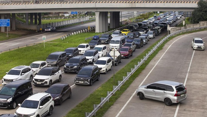 Pengendara melintasi jalan Tol Cipali Palimanan, Cirebon, Jawa Barat, Senin (23/3/2026). Arus balik di Tol Cipali dari arah Jateng menuju Jakarta terpantau ramai dan puncak arus balik diprediksi terjadi pada selasa (24/3/2026).  ANTARA FOTO/Dedi Suwidiantoro/foc.