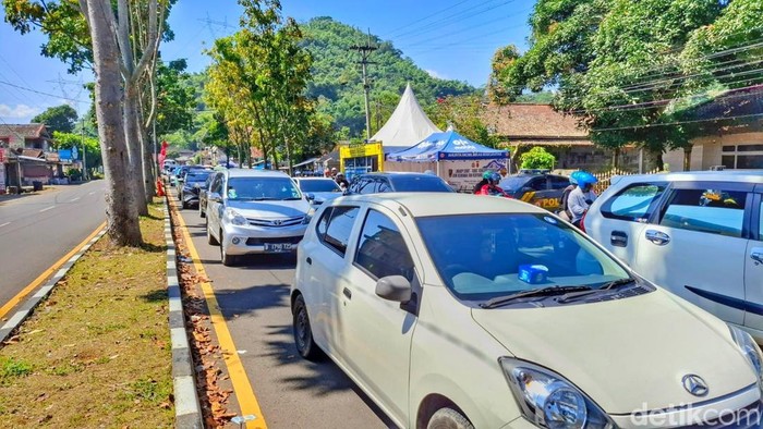 Arus lalin menuju wisata Ciwidey padat