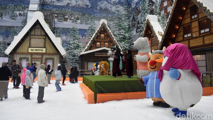 Asyiknya Bermain Salju saat Libur Lebaran di Trans Snow World Surabaya