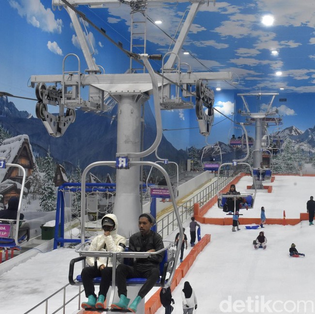 Trans Snow World Surabaya Jadi Favorit Libur Lebaran