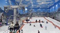 Pengunjung menaiki wahana kereta gantung di area salju Trans Snow World Surabaya. Lonjakan jumlah wisatawan tercatat meningkat hingga 100–200 persen dibanding hari biasa.