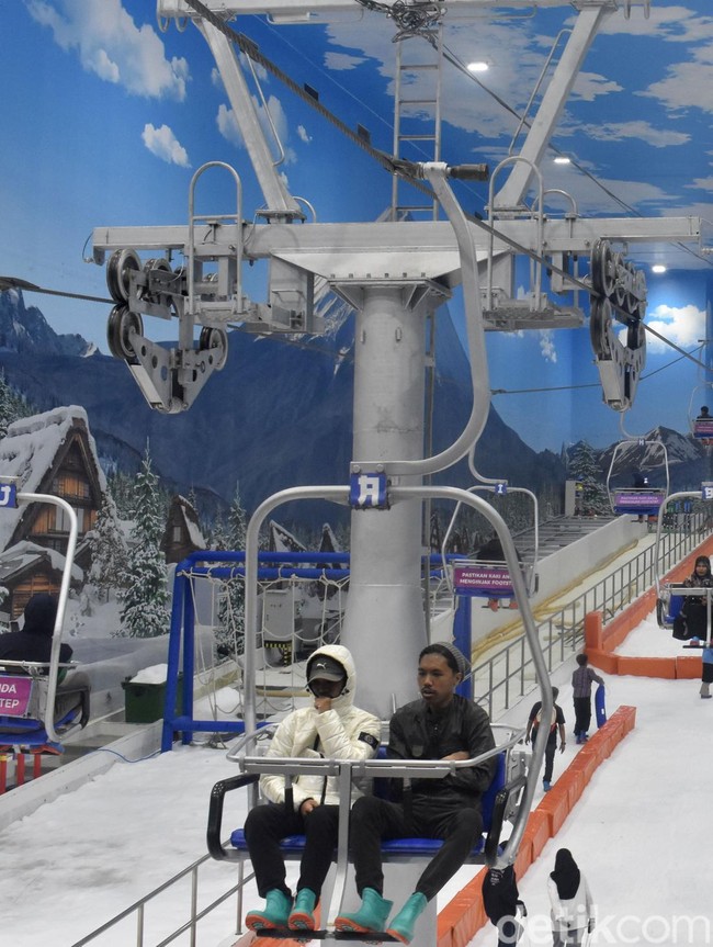 Trans Snow World Surabaya Jadi Favorit Libur Lebaran
