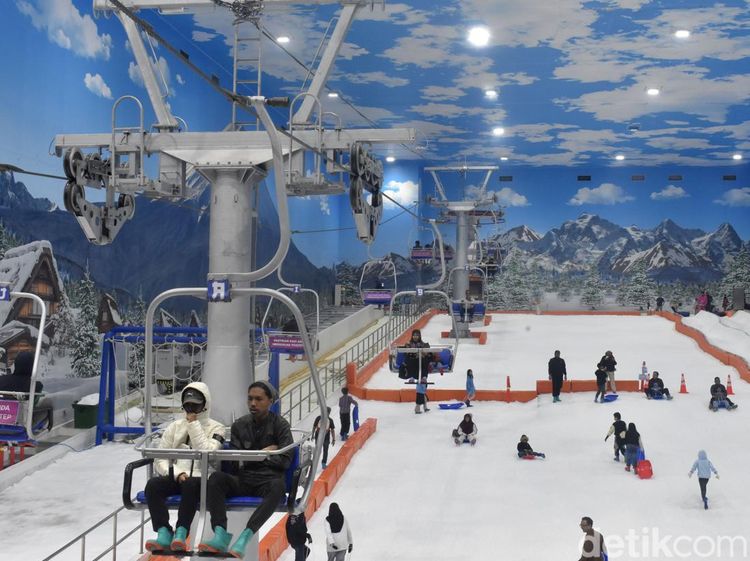 Trans Snow World Surabaya Jadi Favorit Libur Lebaran
