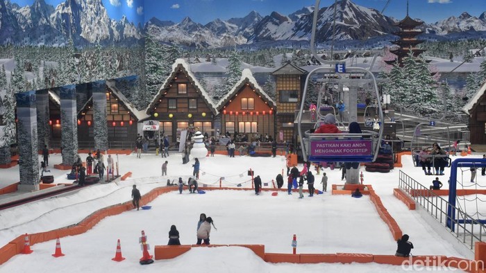 Asyiknya Bermain Salju saat Libur Lebaran di Trans Snow World Surabaya