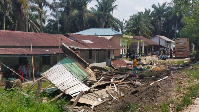 Bus TAM Tabrak Warung-Mobil Minibus di Pekanbaru, 1 Tewas