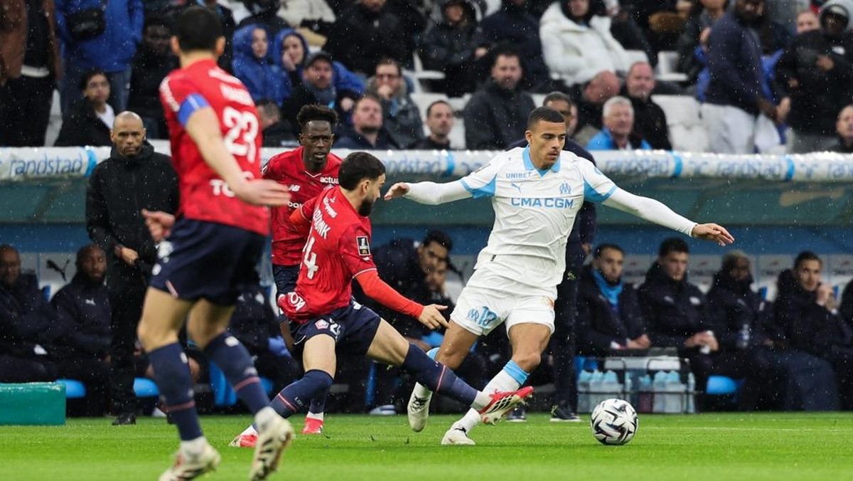 Momen Calvin Verdonk menjegal Mason Greenwood. (Foto: AFP/PASCAL POCHARD-CASABIANCA)
