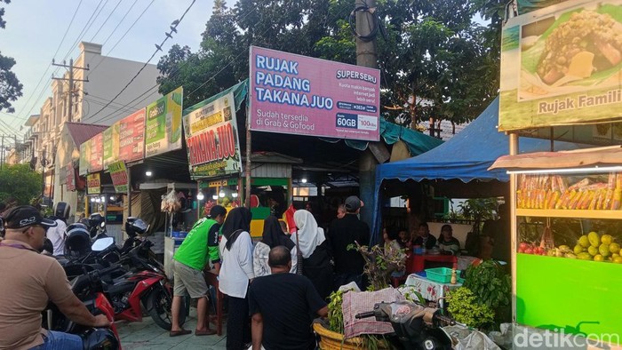 Deretan UMKM di sekitar Taman Sri Deli Medan. (Foto: Siti Asyaroh/detikSumut).