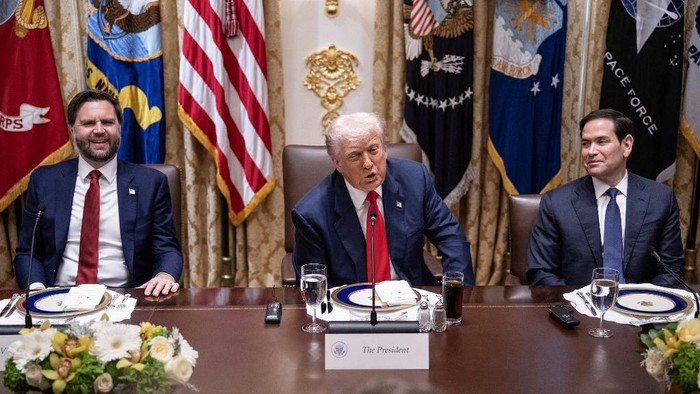 Presiden AS Donald Trump bersama Wakil Presiden AS JD Vance dan Menlu AS Marco Rubio (dok. AFP/ANDREW CABALLERO-REYNOLDS)