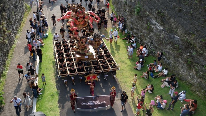 Wisatawan menyaksikan festival ogoh-ogoh saat liburan Idul Fitri 1447 Hijriah di Taman Budaya Garuda Wisnu Kencana (GWK), Kabupaten Badung, Bali, Minggu (22/3/2026). Pihak pengelola Taman Budaya GWK menggelar festival tersebut sebagai hiburan spesial bagi wisatawan yang berkunjung dengan jumlah lebih dari 5.000 orang pada hari ini saja. ANTARA FOTO/Nyoman Hendra Wibowo/wsj.