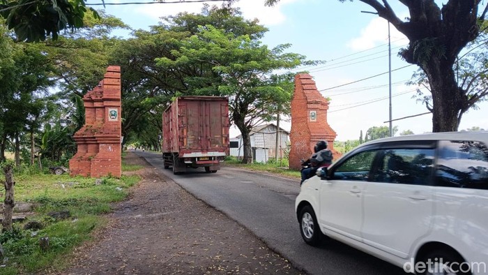 Gapura perbatasan Madiun-Magetan Desa Sukowidi Kartoharjo