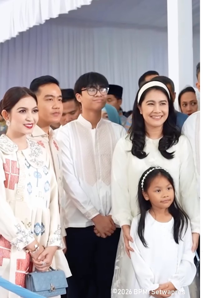 Penampilan Selvi Ananda saat menghadiri halal bihalal Lebaran yang digelar Presiden Prabowo ini mencuri atensi. Selvi mengenakan busana tradisional dengan sentuhan mewah kekinian dari brand high end lokal Tanda Mata. Foto: Dok. Instagram setwapres.ri, Erina Gudono, Dyah Roro Esti