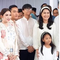Penampilan Selvi Ananda saat menghadiri halal bihalal Lebaran yang digelar Presiden Prabowo ini mencuri atensi. Selvi mengenakan busana tradisional dengan sentuhan mewah kekinian dari brand high end lokal Tanda Mata. Foto: Dok. Instagram setwapres.ri, Erina Gudono, Dyah Roro Esti