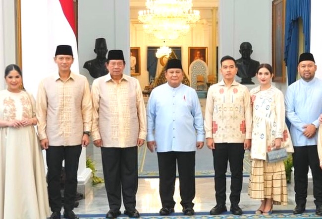 Inilah penampilan Wapres RI Gibran Rakabuming dan istrinya Selvi Ananda saat mengikuti halal bihalal yang digelar Presiden Prabowo di Istana Merdeka. Keduanya sempat berpose dengan Presiden k3-6 RI, SBY dan Agus Harimurti Yudhoyono-Annisa Pohan serta Didit Hediprasetyo. Foto: Dok. Instagram setwapres.ri, Erina Gudono, Dyah Roro Esti