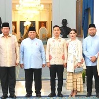 Inilah penampilan Wapres RI Gibran Rakabuming dan istrinya Selvi Ananda saat mengikuti halal bihalal yang digelar Presiden Prabowo di Istana Merdeka. Keduanya sempat berpose dengan Presiden k3-6 RI, SBY dan Agus Harimurti Yudhoyono-Annisa Pohan serta Didit Hediprasetyo. Foto: Dok. Instagram setwapres.ri, Erina Gudono, Dyah Roro Esti