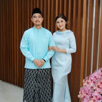Saat menghadiri halal bihalal ini Erina Gudono mengenakan baju kurung warna biru rancangan desainer Dimas Singgih.Foto: Dok. Instagram setwapres.ri, Erina Gudono, Dyah Roro Esti