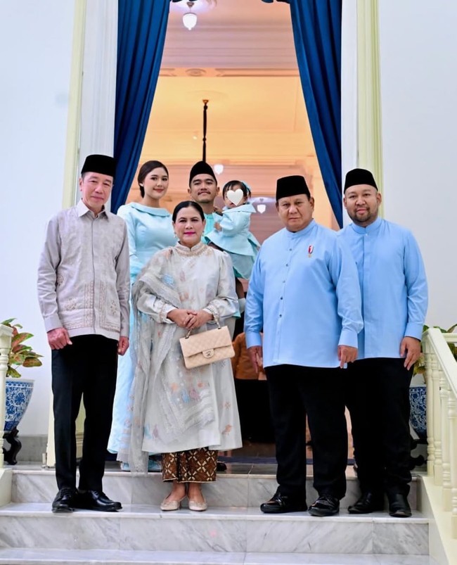 Desainer lokal juga jadi pilihan menantu Jokowi lainnya, Erina Gudono yang menghadiri halal bihalan Lebaran di Istana Merdeka bersama mertua dan suaminya. Erina, Jokowi, Iriana dan Kaesang tampak berpose bersama Presiden Prabowo dan Didit Hediprasetyo.  Foto: Dok. Instagram Erina Gudono