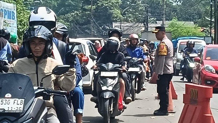 Geliat arus balik mudik Lebaran 2026 mulai terlihat di jalan arteri Jonggol, Kabupaten Bogor, Jawa Barat (Jabar) pada Senin (23/3/2026) sore.
