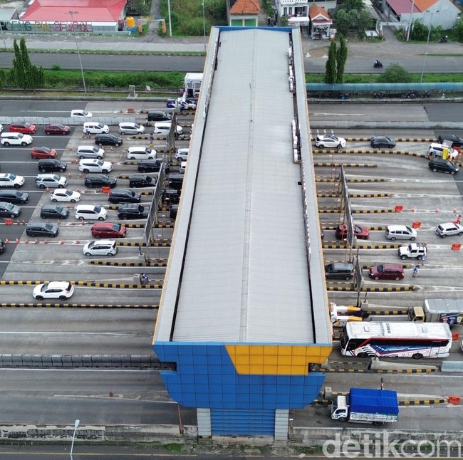 Gerbang Tol Kejapanan Mulai Dipadati Kendaraan