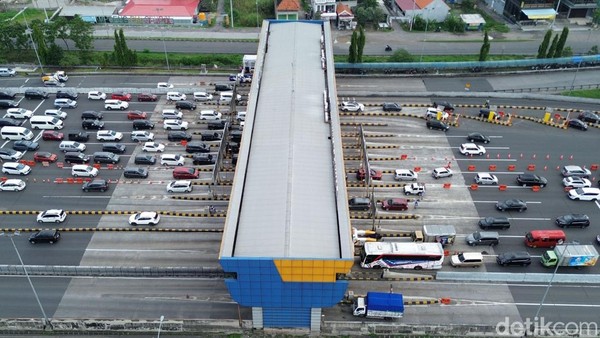 Gerbang Tol Kejapanan Mulai Dipadati Kendaraan