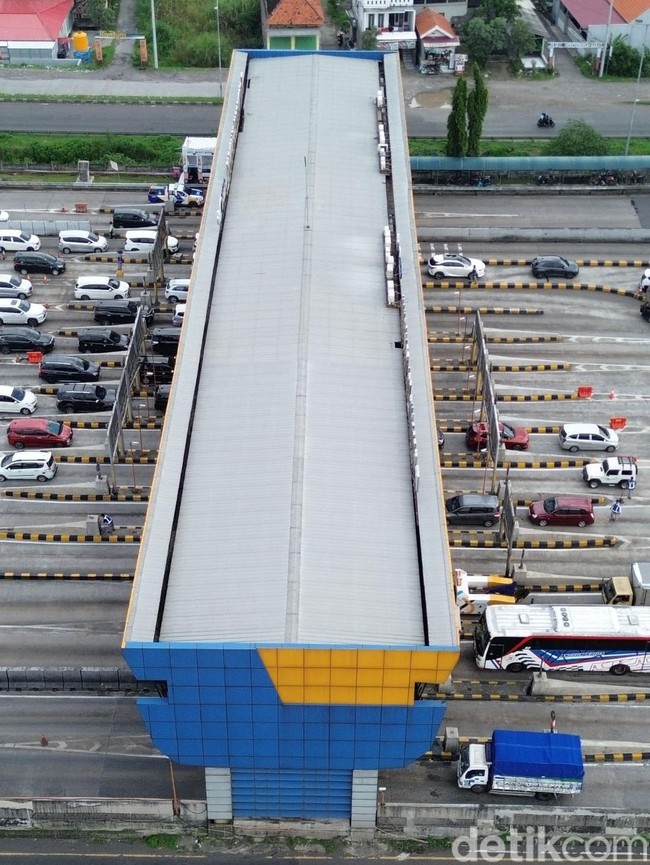 Gerbang Tol Kejapanan Mulai Dipadati Kendaraan