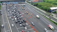 Sedangkan sebanyak 305.776 kendaraan dilaporkan melintas di Gerbang Tol Kejapanan menuju Surabaya.
