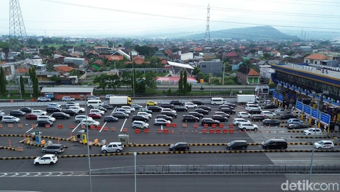 Gerbang Tol Kejapanan Utama mulai dipadati kendaraan