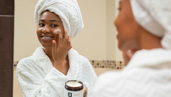 Urutan basic skincare malam hari. 