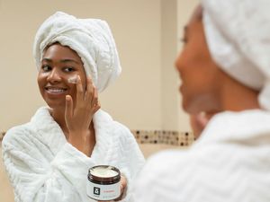 9 Urutan Basic Skincare Malam yang Benar agar Kulit Wajah Terawat dan Cerah