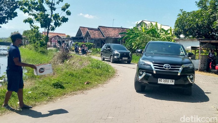 Jalan kampung di Desa Kayen, Jombang macet imbas kepadatan di jalur arteri Bandar Kedungmulyo